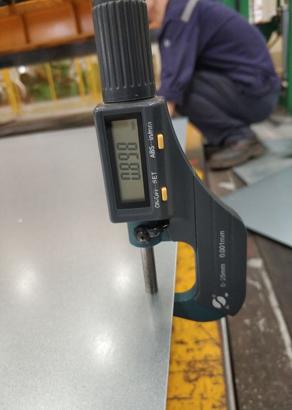 0.15 мм тонкий горячо оцинкованный стальной лист SGCC DX51D 1000 ∼ 1500 мм Ширина для приборов и металлических листов
